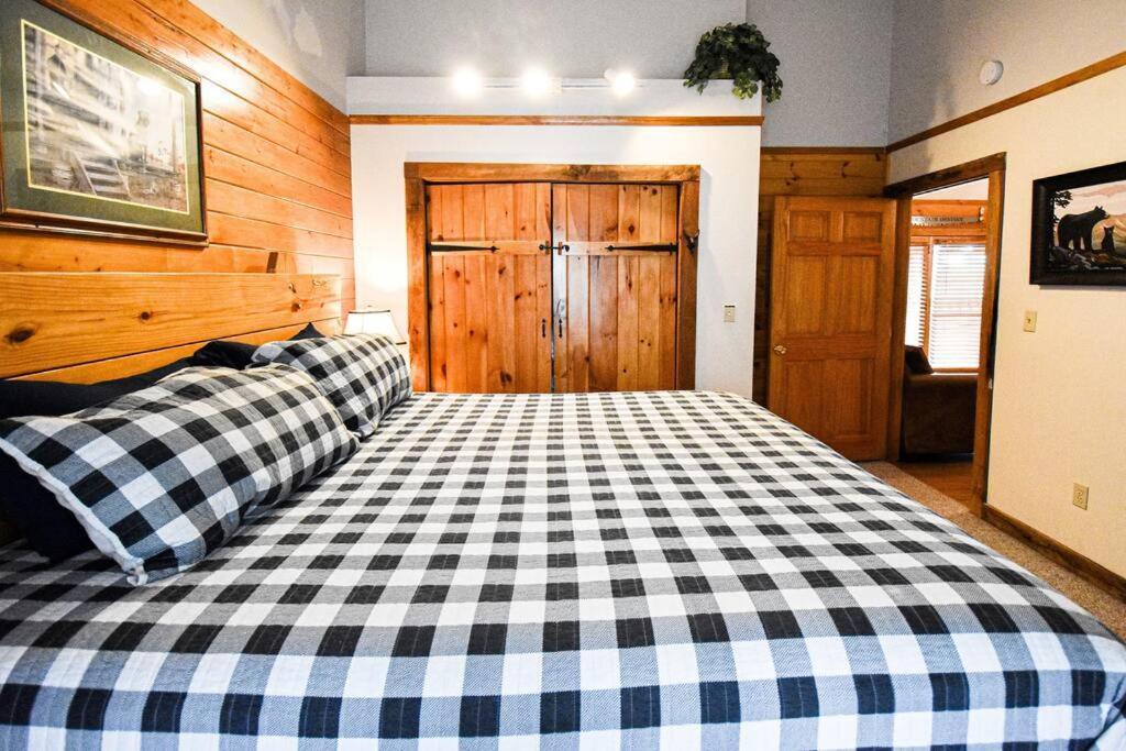 Four Private Suites - Hot Tub - Arcade - Fast Wi-Fi - One Minute To Parkway Fun Pigeon Forge Exteriér fotografie
