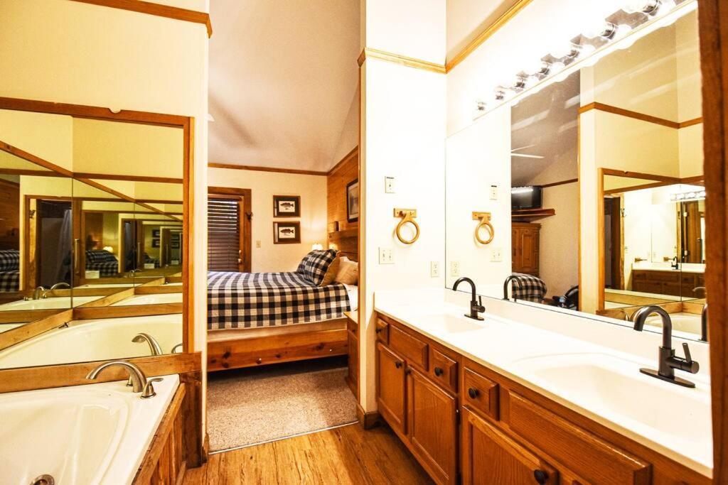 Four Private Suites - Hot Tub - Arcade - Fast Wi-Fi - One Minute To Parkway Fun Pigeon Forge Exteriér fotografie
